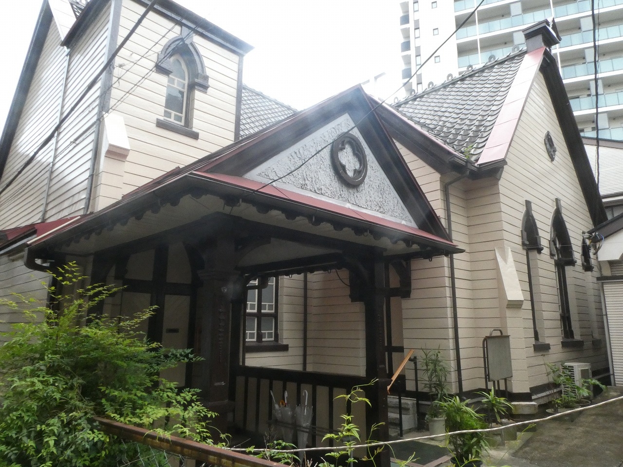千葉県庁近くにひっそりと佇む千葉県の有形文化財、千葉教会教会堂。
